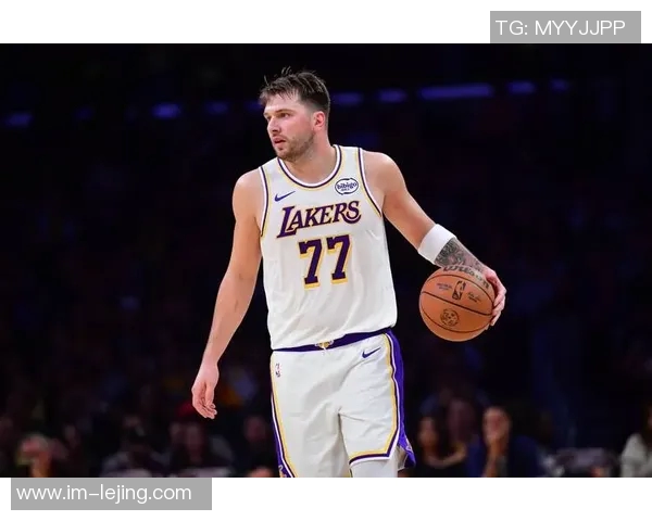 詹姆斯与东契奇共同承担责任应对里夫斯缺阵的挑战与决策压力 詹姆斯与东契奇共同承担责任应对里夫斯缺阵的挑战与决策压力